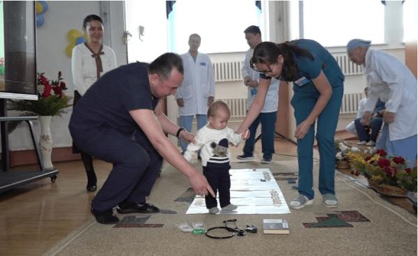 Алматинские медики перерезали путы спасенному ими ребенку