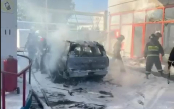 Машина загорелась на заправке в Актобе