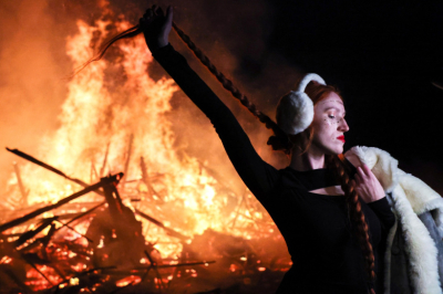 Готовим костер на Масленицу: секреты правильной рубки дров