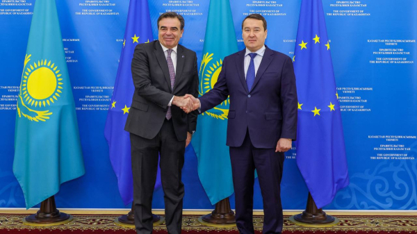 Торгово-экономические отношения Казахстана и Европейского союза обсудили Смаилов и Схинас