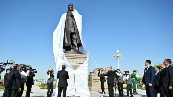 Токаев и Бердымухамедов открыли памятник Абаю в Ашхабаде (фото)