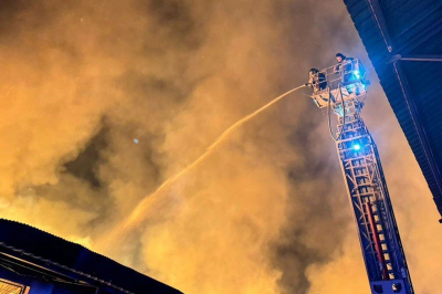 Как пожарные боролись с огнем на кондитерском складе в Усть-Каменогорске (ВИДЕО)
