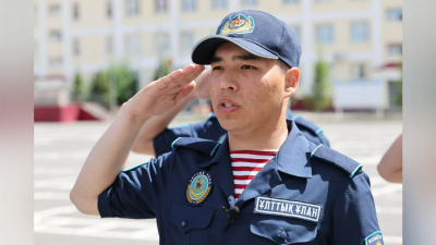 Казахстанский солдат стал героем Сети после жеста доброты на параде в Астане