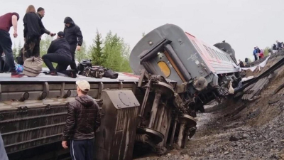Пассажирский поезд сошел с рельсов в России: пострадали около 70 человек