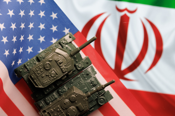 США, Израиль и&nbsp;Иран обменялись ударами: в&nbsp;ОАЭ атакован американский штаб, в&nbsp;Тегеране горят НПЗ