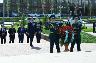 Председатель Мажилиса возложил цветы к памятнику Бауыржану Момышулы