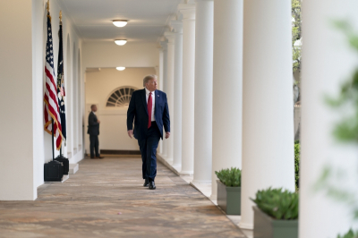 Во время покушения на Трампа гости мероприятия бросились спасать элитный алкоголь