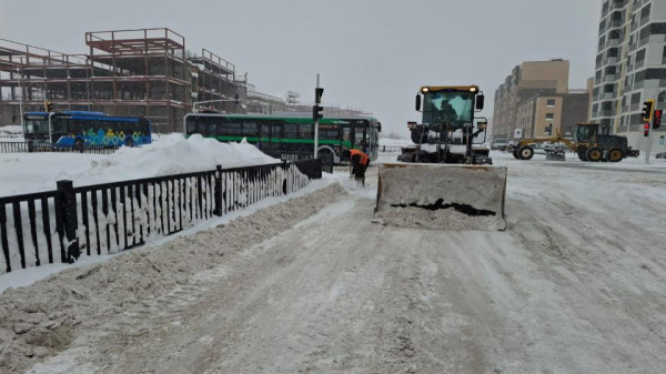 Более 1 800 единиц спецтехники вышли на дневную уборку снега в Астане