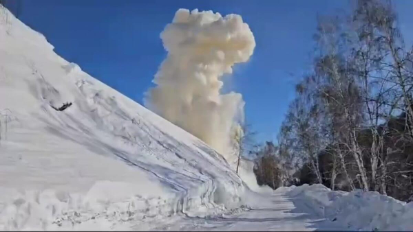 Лавины спустили в горах Алматинской области и ВКО (ВИДЕО)