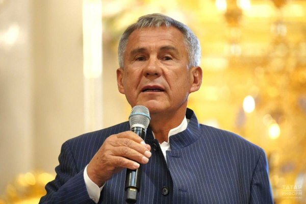 Рустам Минниханов поздравил жительниц Татарстана с Международным женским днем