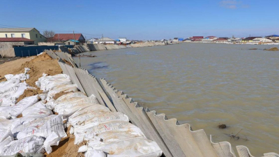 Уровень воды в Жайыке продолжает расти: жителей зимовок эвакуируют (видео)