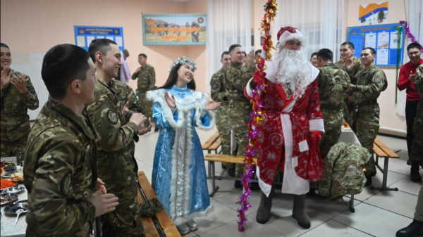 Солдат Вооруженных сил с Новым годом поздравили командиры и родители