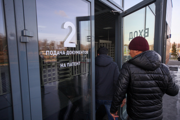 МВД Санкт-Петербурга предложило запретить мигрантам работать в торговле