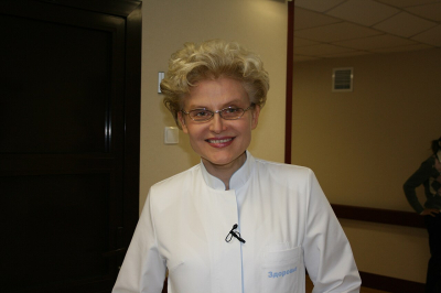 Елена Малышева порезалась скальпелем во время эфира программы &laquo;Жить здорово!&raquo;