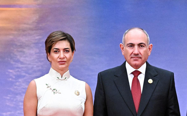 Пашинян после расставания с женой попросил у нее прощения