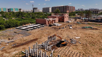 В Астане сносят незаконно построенный ЖК