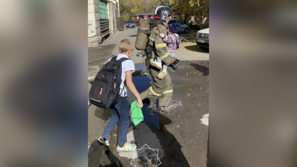 Огнеборцы спасли трех человек при пожаре в Караганде