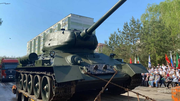 &laquo;Главный праздник для нашей страны&raquo;: в Казани в честь Дня Победы прошел парад у дома ветеранов