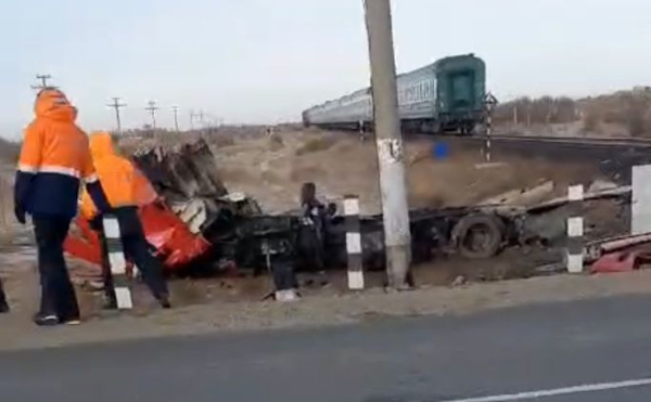 Поезд столкнулся с грузовиком на участке Бейнеу - Кульсары