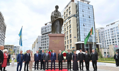 Памятник туркменскому поэту и мыслителю открыли в Астане