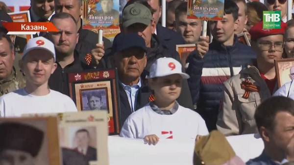 &laquo;Бессмертный полк&raquo; в Казани: 130 000 участников, портрет дяди в руках Минниханова и живая память о подвиге