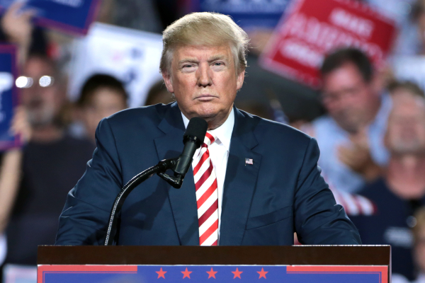 Трамп 23 марта направит в аэропорты агентов миграционной полиции