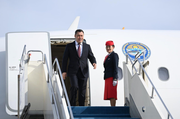 Глава государства встретил в аэропорту президента Кыргызстана