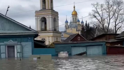 Жительница Петропавловска успокоилась, когда сплавала к своему затопленному дому на лодке