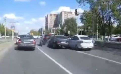 В Павлодаре мужчина угнал Mercedes и разбился насмерть, протаранив автомобили у светофора