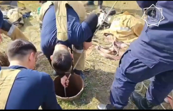 Девушка в Туркестанской области упала в трубу дренажного колодца