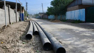 &quot;Пройти невозможно&quot;: замена труб обернулась проблемами для жителей микрорайона в Алматы (видео)