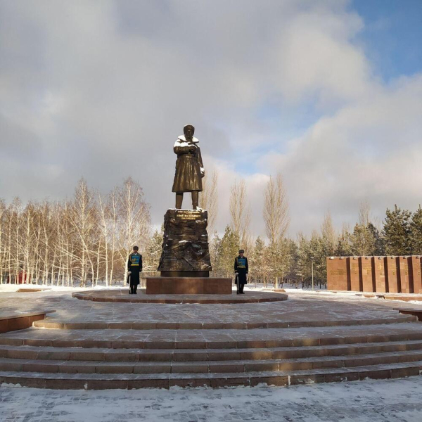 В Астане состоялась церемония возложения венков к памятнику генералу Панфилову и 28 героям-панфиловцам