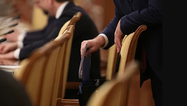 Сколько зарабатывают самые возрастные и самые молодые чиновники в РК?