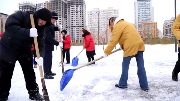 День обновления: столичные волонтеры вышли на уборку снега