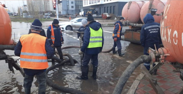 Улицу Мухамедханова в Астане затопило из-за аварии на водопроводе