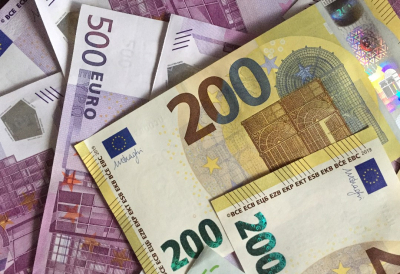 Евро укрепляется на фоне ожиданий мягкой политики ФРС