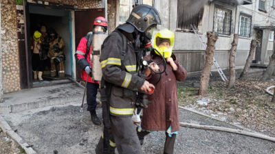 Спасатели ДЧС ВКО эвакуировали 21 человека при пожаре в многоэтажке