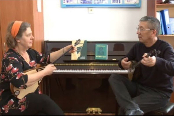 Врач из Великобритании выучилась игре на домбре и исполняет десятки кюев (ВИДЕО)