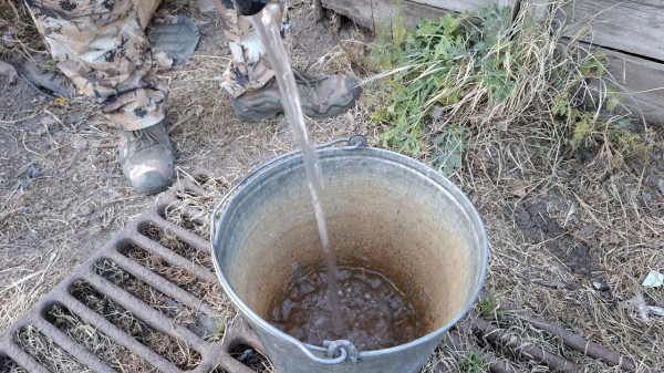 Казахстанцы топят лед в селе, где де-юре есть вода