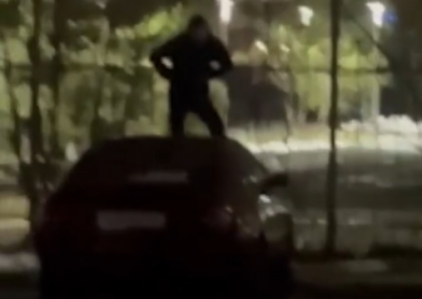 Астанчанин прыгал на чужом автомобиле (ВИДЕО)