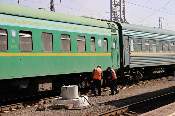 Под колесами поезда погибли два железнодорожника в Жамбылской области