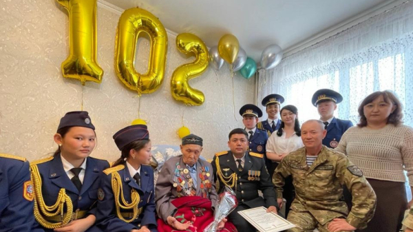 Военнослужащие Вооруженных сил поздравили фронтовика Танирбергена Толганбаева с 102-летием