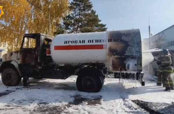 Газовоз загорелся на заправке в Петропавловске: водитель находится в тяжелом состоянии