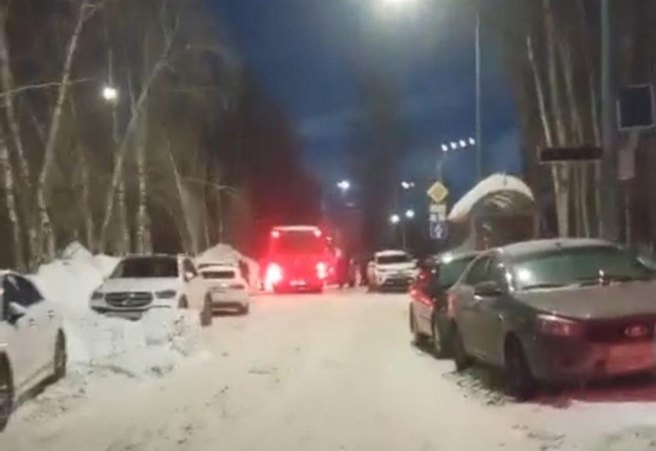 У автобуса № 55 в Казани сократили маршрут из-за припаркованных авто