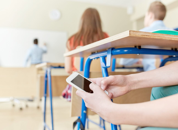 Запрет на использование смартфонов в школах одобрил сенат