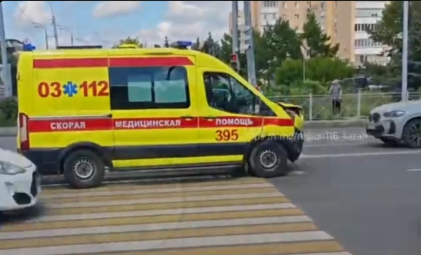 На казанском перекрестке столкнулись легковой автомобиль и скорая помощь