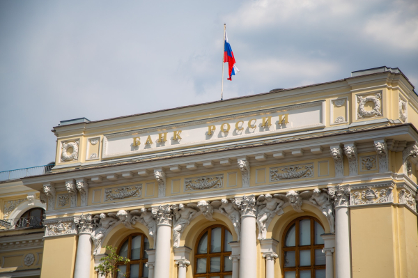 Число сотрудников 20 крупнейших банков РФ сократилось на 4% до 557 тыс