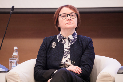 Набиуллина заявила, что &laquo;еще не&nbsp;время&raquo; надевать броши на&nbsp;пресс-конференции