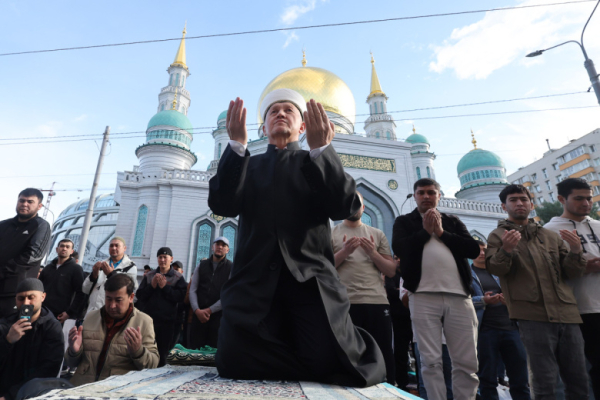 Молились 200 тысяч человек: яркие кадры с празднования Курбан-Байрама