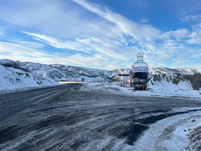 Огромную бутылку установили на трассе ВКО в назидание водителям
